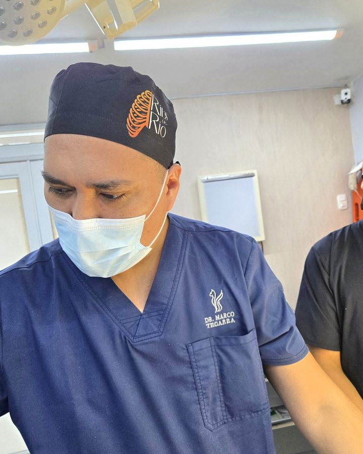 Dr. Marco Antonio Zegarra Alarcón, médico cirujano de Arequipa, en sala de operaciones en São Paulo